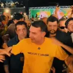 Flávio Bolsonaro com apoiadores e a camiseta "Nordeste é solução" | Foto: Reprodução/X