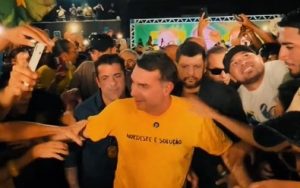 Flávio Bolsonaro com apoiadores e a camiseta "Nordeste é solução" | Foto: Reprodução/X