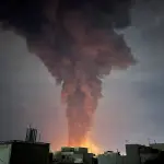 Coluna de fumaça sobre prédios em Teerã, depois de ataques aéreos conduzidos pelos EUA e por Israel | Foto: Majid Asgaripour/Wana/Reuters