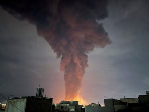 Coluna de fumaça sobre prédios em Teerã, depois de ataques aéreos conduzidos pelos EUA e por Israel | Foto: Majid Asgaripour/Wana/Reuters