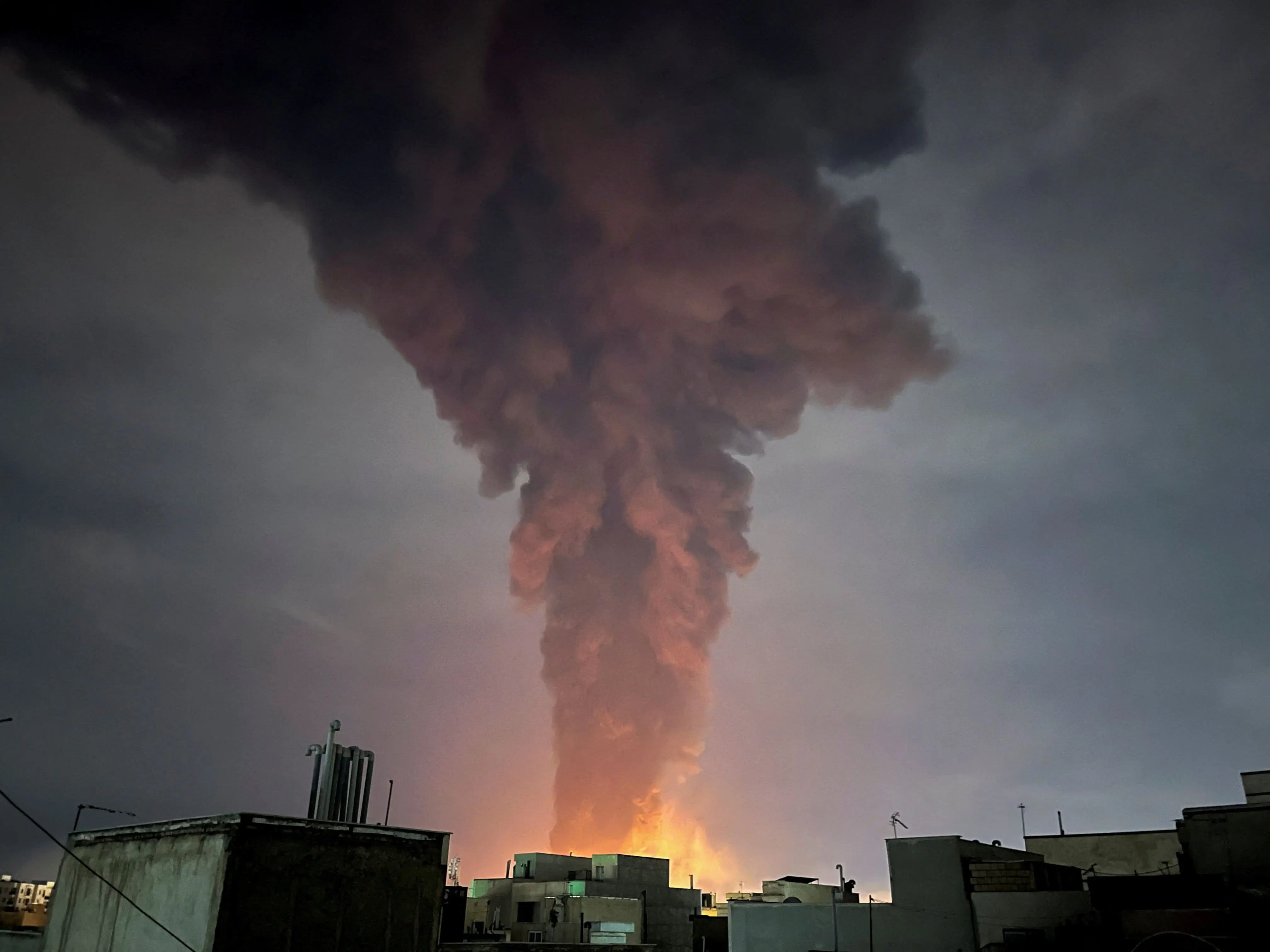 Coluna de fumaça sobre prédios em Teerã, depois de ataques aéreos conduzidos pelos EUA e por Israel | Foto: Majid Asgaripour/Wana/Reuters