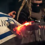Manifestantes participam de um protesto em Roma, em 28 de março de 2026. Na foto, as bandeiras dos Estados Unidos e de Israel estão sendo queimadas - 28/3/2026 | Foto: Andrea Ronchini/NurPhoto