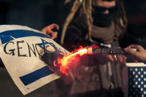 Manifestantes participam de um protesto em Roma, em 28 de março de 2026. Na foto, as bandeiras dos Estados Unidos e de Israel estão sendo queimadas - 28/3/2026 | Foto: Andrea Ronchini/NurPhoto