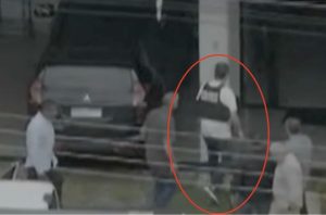 Jair Bolsonaro com colete à prova de balas