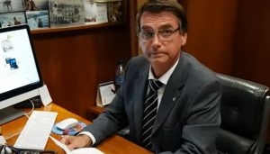 Jair Bolsonaro durante exibição de sua live nas plataformas digitais