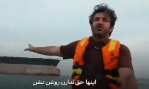 Repórter iraniano aponta para navio-tanque no Estreito de Ormuz | Foto: Reprodução/X
