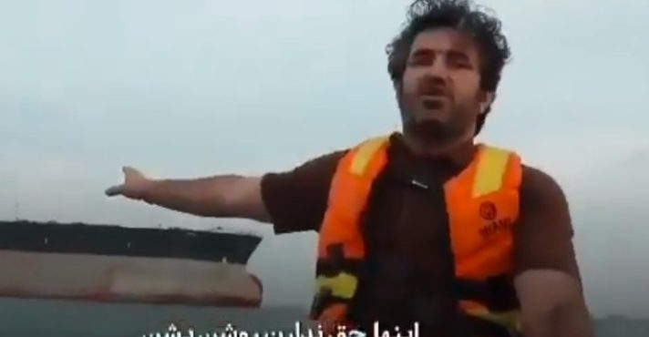 Repórter iraniano aponta para navio-tanque no Estreito de Ormuz | Foto: Reprodução/X