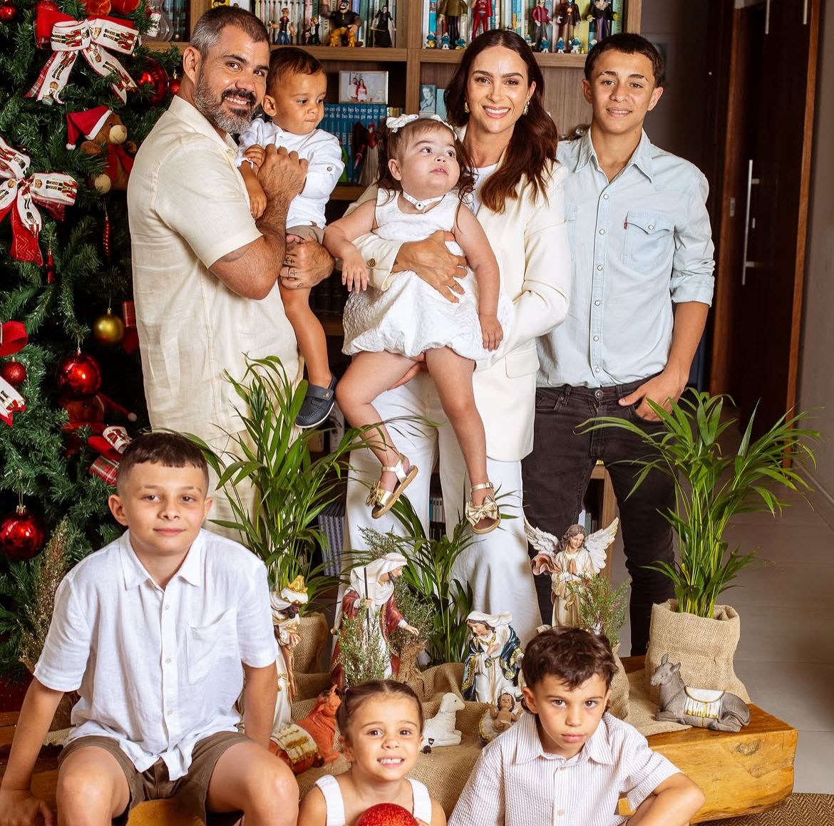 Juliano Cazarré com a mulher e os seis filhos | Foto: Reprodução/ Instagram @cazarre