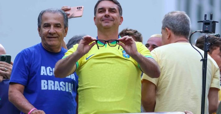 O pastor Silas Malafaia e o senador Flávio Bolsonaro, na manifestação Acorda, Brasil, na Avenida Paulista | Foto: Jefferson Aguiar/Pera-Photo Press/Estadão Conteúdo