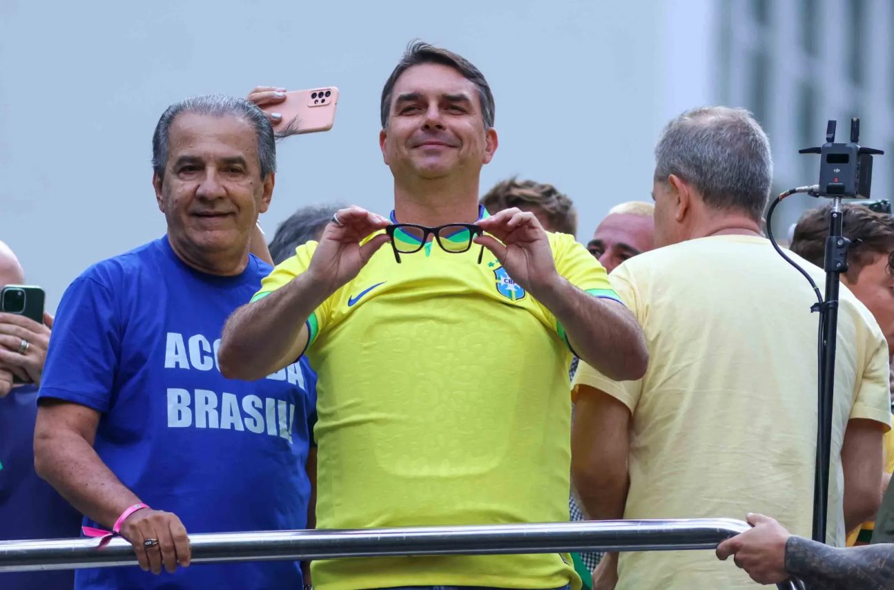 O pastor Silas Malafaia e o senador Flávio Bolsonaro, na manifestação Acorda, Brasil, na Avenida Paulista | Foto: Jefferson Aguiar/Pera-Photo Press/Estadão Conteúdo