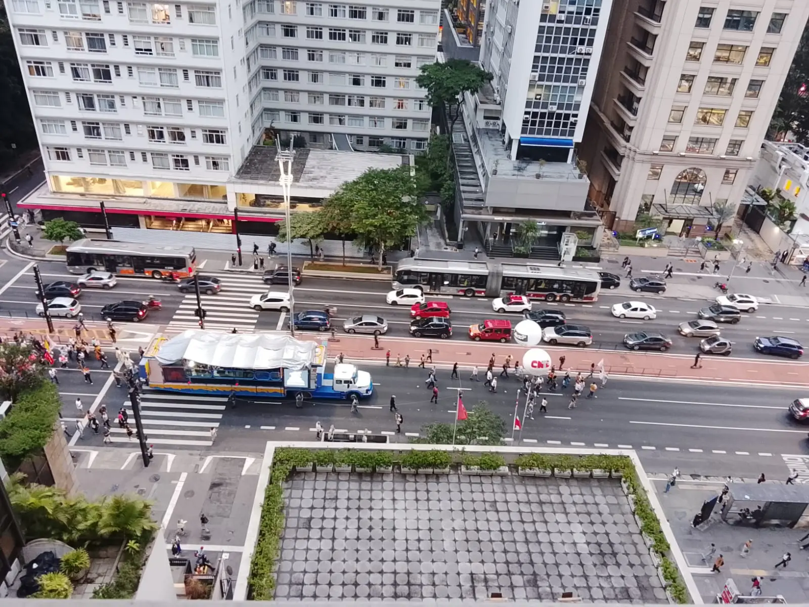 Protesto de professores fechou parte da Avenida Paulista no sentido Consolação