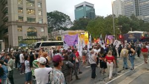 Grupo bloqueou parte da Avenida Paulista, em protesto contra o governador paulista, Tarcísio de Freitas