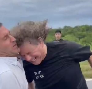 Momento em que militante de esquerda agride deputado com cabeçada; prisão em flagrante | Foto: Reprodução/X