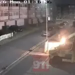 Momento em que uma das ambulâncias pega fogo, em Londres
