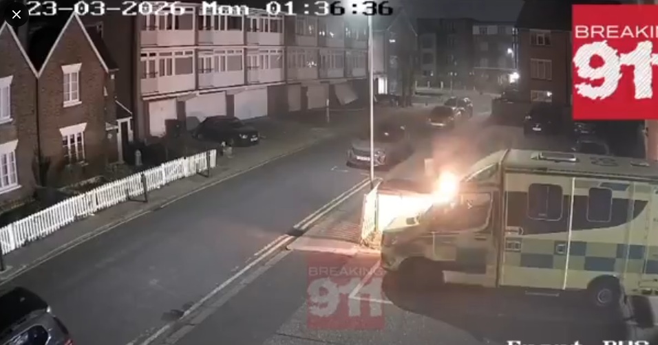 Momento em que uma das ambulâncias pega fogo, em Londres