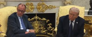 O chanceler alemão, Friedrich Merz (esq.), e o presidente dos EUA, Donald Trump (dir.), em encontro na Casa Branca