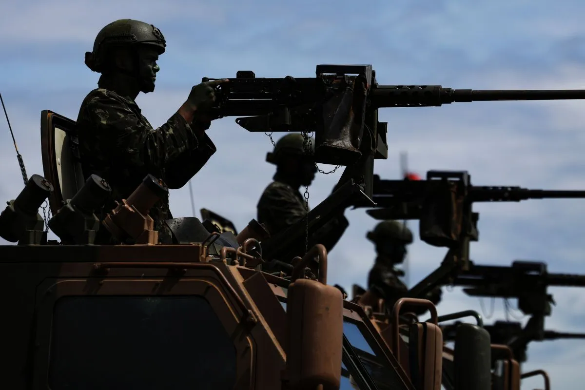 Soldados em veículos militares operando metralhadoras pesadas em missão