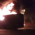 Motorista do ônibus diz que tentou desviar da motocicleta, mas não conseguiu | Foto: Reprodução/ Corpo de Bombeiros