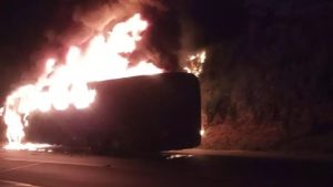 Motorista do ônibus diz que tentou desviar da motocicleta, mas não conseguiu | Foto: Reprodução/ Corpo de Bombeiros