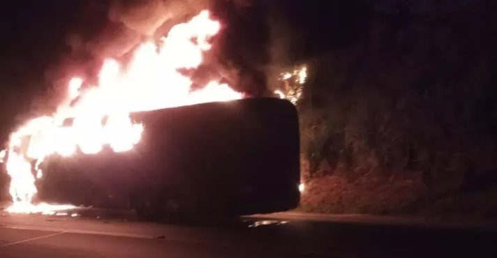 Motorista do ônibus diz que tentou desviar da motocicleta, mas não conseguiu | Foto: Reprodução/ Corpo de Bombeiros