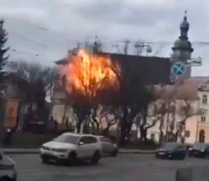 Imóvel é atingido por drone russo na cidade de Lviv, no oeste da Ucrânia | Foto: Reprodução/X
