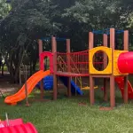 Parque de diversão, em alusão à matéria sobre a criança baleada na Coreia do Sul