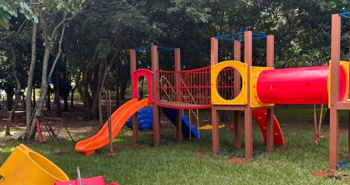 Parque de diversão, em alusão à matéria sobre a criança baleada na Coreia do Sul