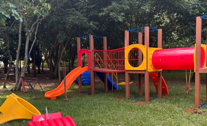 Parque de diversão, em alusão à matéria sobre a criança baleada na Coreia do Sul