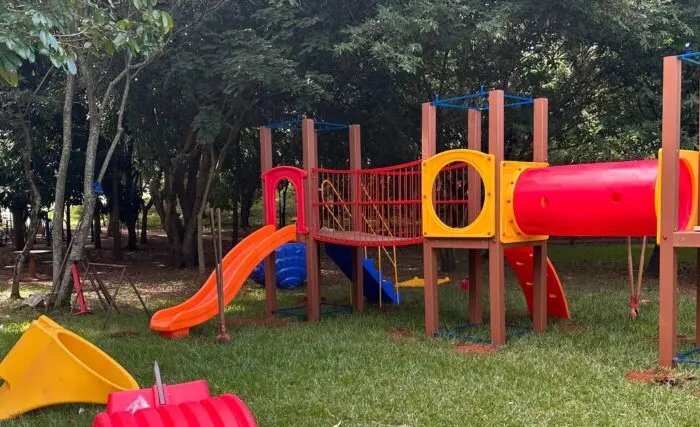 Parque de diversão, em alusão à matéria sobre a criança baleada na Coreia do Sul