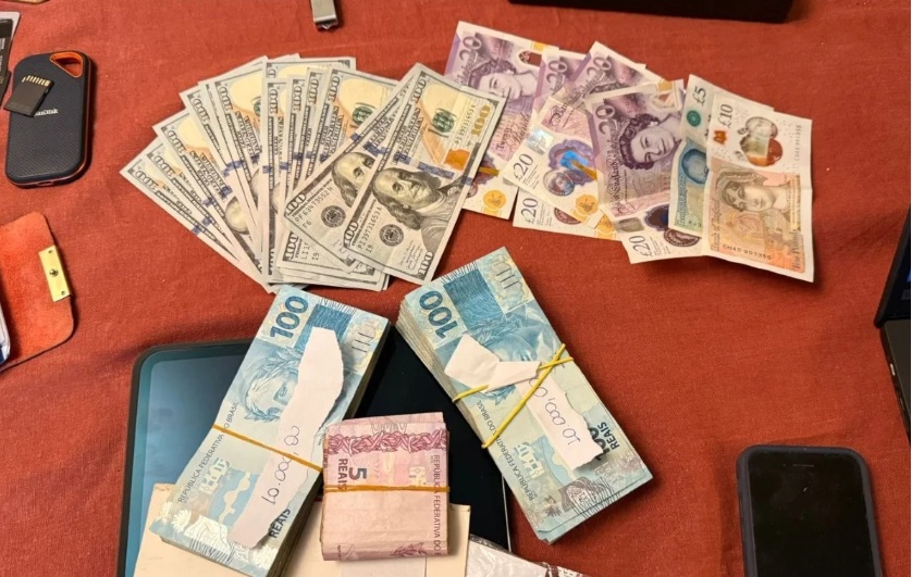 Parte dos objetos apreendidos na operação