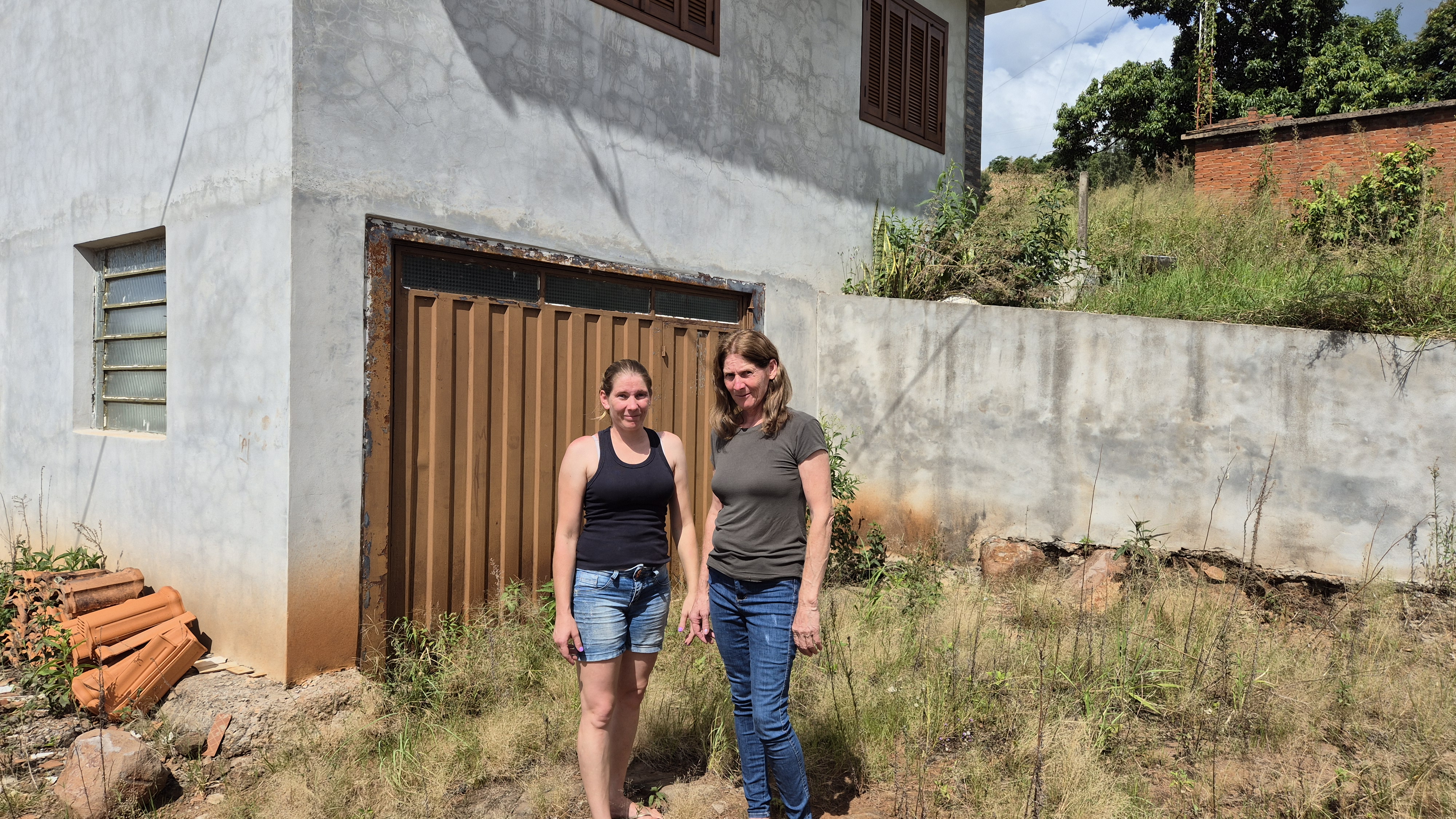 Patrícia e Marsile Eberhardt, em frente à casa de Fernando | Foto: Tauany Cattan/Revista Oeste