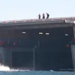 Navio da Marinha dos EUA desembarca veículos anfíbios na região do Oriente Médio | Foto: Reprodução/X