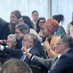 Parlamentares da base governista se abraçaram e comemoraram que a CPMI do INSS encerrou sem nenhum indiciamento de nomes ligados a Lula