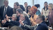 Parlamentares da base governista se abraçaram e comemoraram que a CPMI do INSS encerrou sem nenhum indiciamento de nomes ligados a Lula