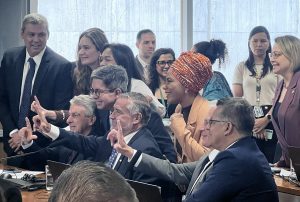 Parlamentares da base governista se abraçaram e comemoraram que a CPMI do INSS encerrou sem nenhum indiciamento de nomes ligados a Lula