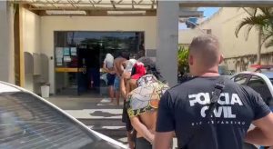 Polícia encaminha criminosos para delegacia na Ilha do Governador | Foto: Divulgação/PCRJ