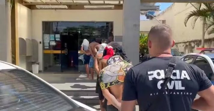 Polícia encaminha criminosos para delegacia na Ilha do Governador | Foto: Divulgação/PCRJ