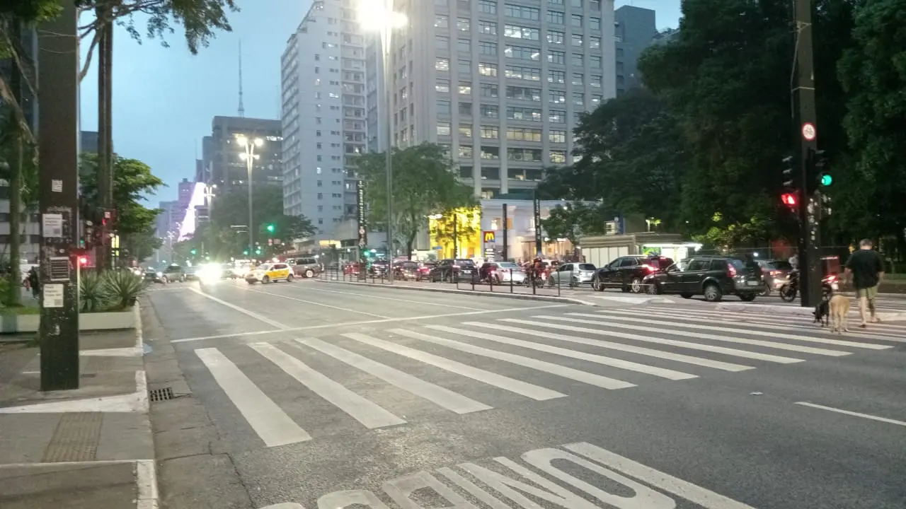 Grupo bloqueou parte da Avenida Paulista, em protesto contra o governador paulista, Tarcísio de Freitas