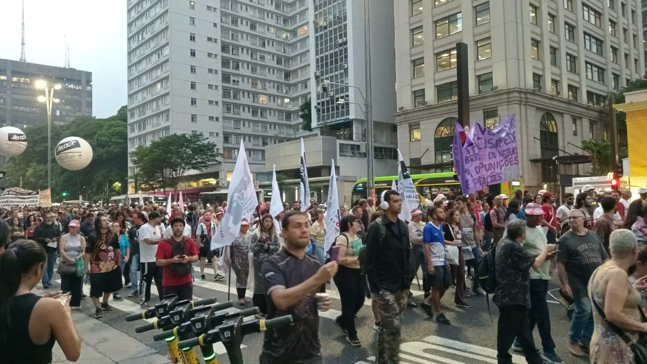 Grupo bloqueou parte da Avenida Paulista, em protesto contra o governador paulista, Tarcísio de Freitas