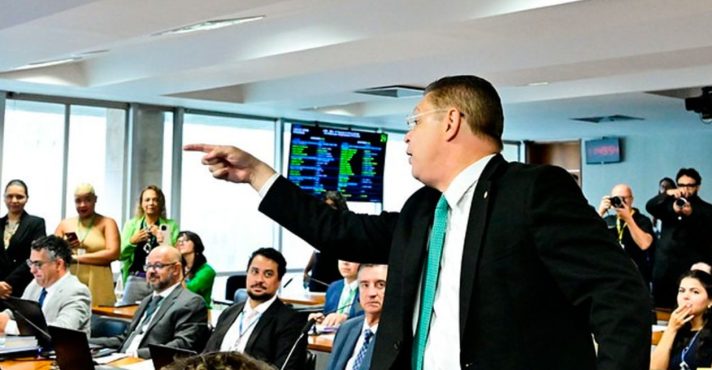 Sóstenes Cavalcante (PL-RJ) durante apresentação do relatório final da CPMI do INSS | Foto: Agência Senado