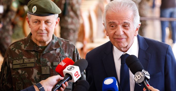 O ministro da Defesa, José Múcio, acompanhado do comandante do Exército, general Tomás Paiva - 2/3/2026 | Wilton Junior/Estadão Conteúdo