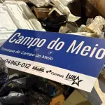 A vereadora estampou nas placas o nome do programa 'CEP para Todos', que é uma política pública dos Correios destinada a regularizar endereços em áreas sem identificação oficial de logradouro | Foto: Divulgação/Arquivo pessoal