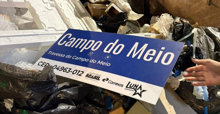 A vereadora estampou nas placas o nome do programa 'CEP para Todos', que é uma política pública dos Correios destinada a regularizar endereços em áreas sem identificação oficial de logradouro | Foto: Divulgação/Arquivo pessoal