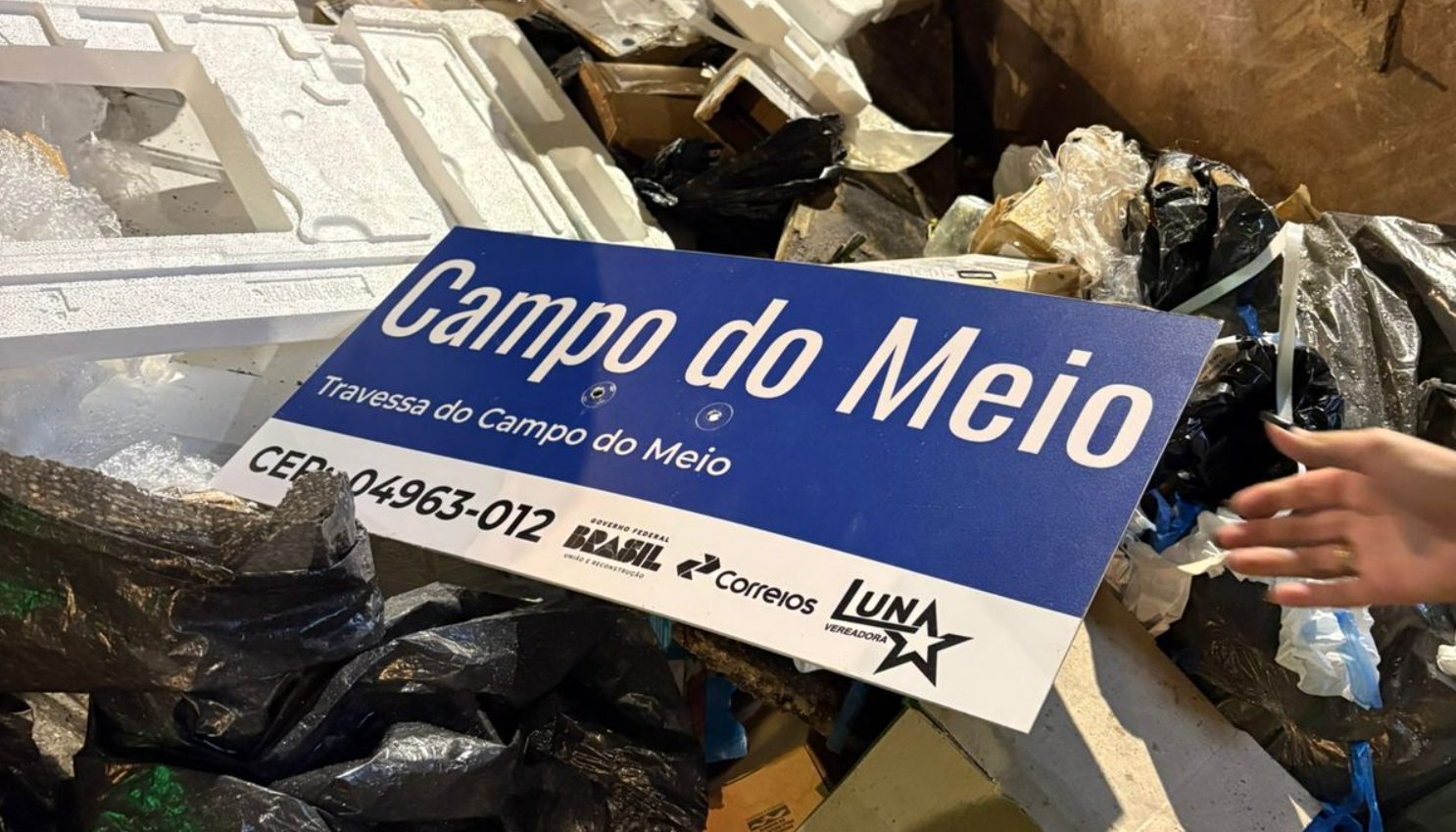 A vereadora estampou nas placas o nome do programa 'CEP para Todos', que é uma política pública dos Correios destinada a regularizar endereços em áreas sem identificação oficial de logradouro | Foto: Divulgação/Arquivo pessoal