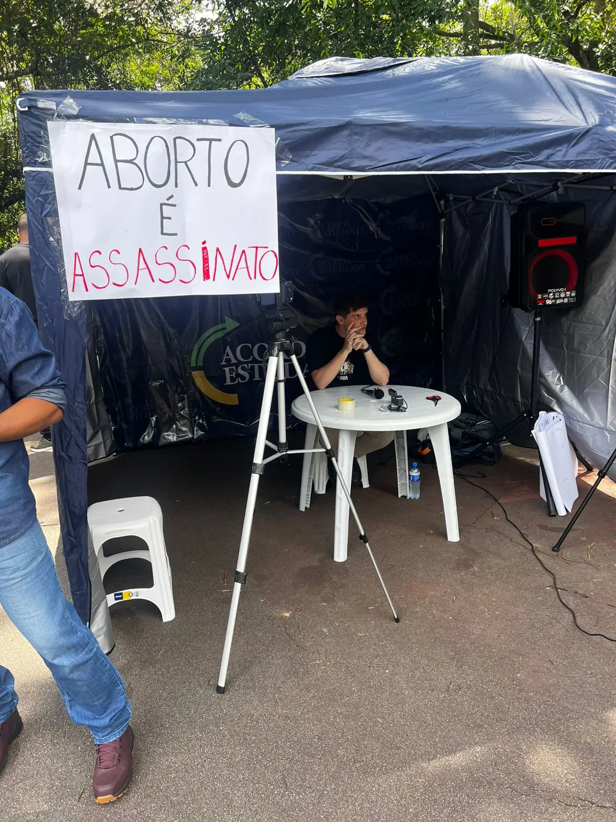 Pavanato montou uma barraca dentro da USP, com uma mesa ao centro, para debater com universitários se aborto é ou não assassinato de bebês | Foto: Divulgação/Arquivo pessoal
