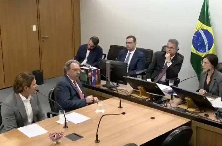 Vorcaro (esquerda) em depoimento à Justiça dias depois da sua primeira prisão | Foto: Reprodução/X
