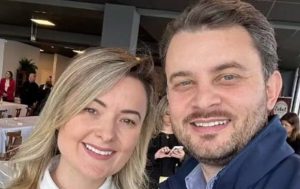 A deputada federal Júlia Zanatta e seu marido, o advogado Guilherme Colombo | Foto: Reprodução/X