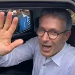 Zema acena para apoiadores durante evento de despedida do governo mineiro | Foto: Reprodução/Instagram/@romeuzemaoficial