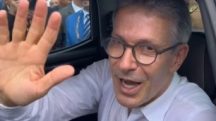 Zema acena para apoiadores durante evento de despedida do governo mineiro | Foto: Reprodução/Instagram/@romeuzemaoficial