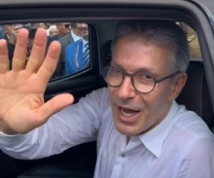 Zema acena para apoiadores durante evento de despedida do governo mineiro | Foto: Reprodução/Instagram/@romeuzemaoficial
